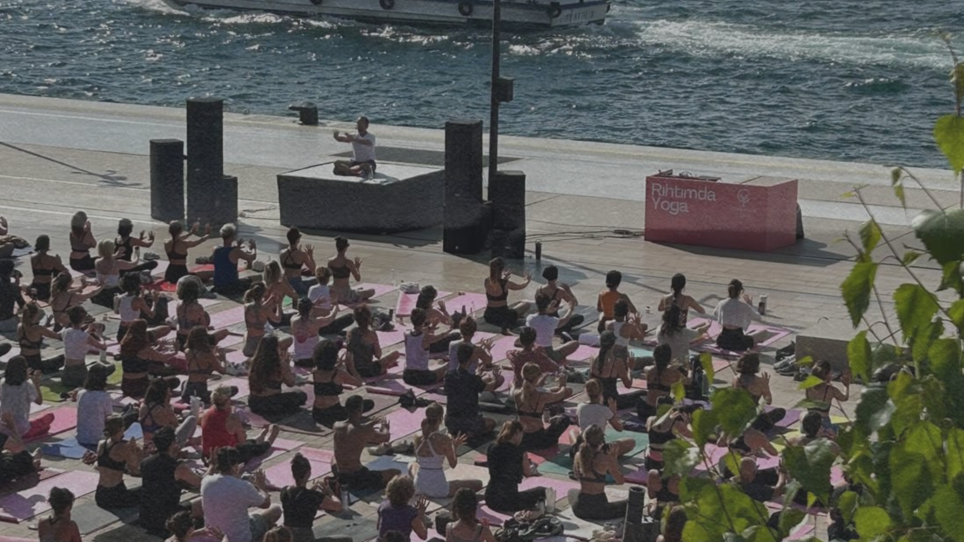 Rıhtımda Yoga Doğuş Meydanı’nda